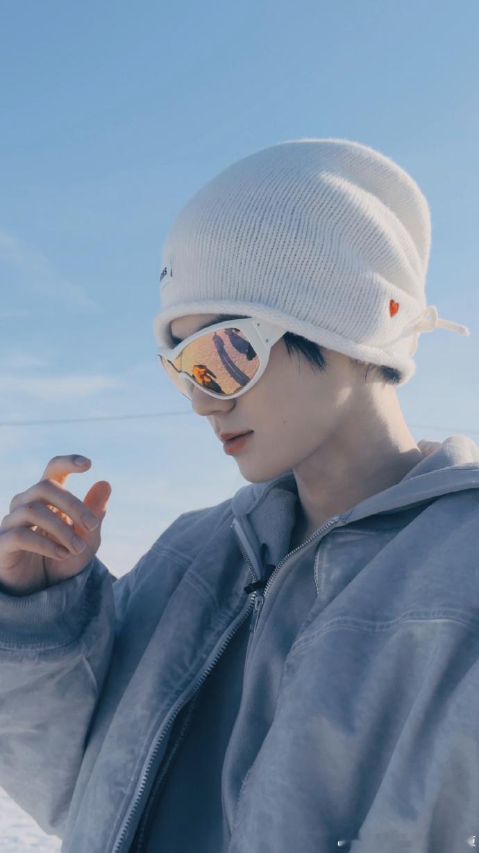 张真源晒俄罗斯风景照张真源分享俄罗斯雪景 张真源分享俄罗斯雪景，雪地夕阳下的冷帽