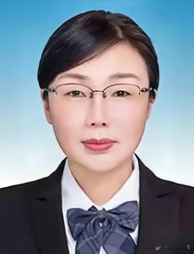 曹爱珍的人生可谓精彩！一个当过老师，为人师表的人，一个曾经被树为优秀父母官的人物