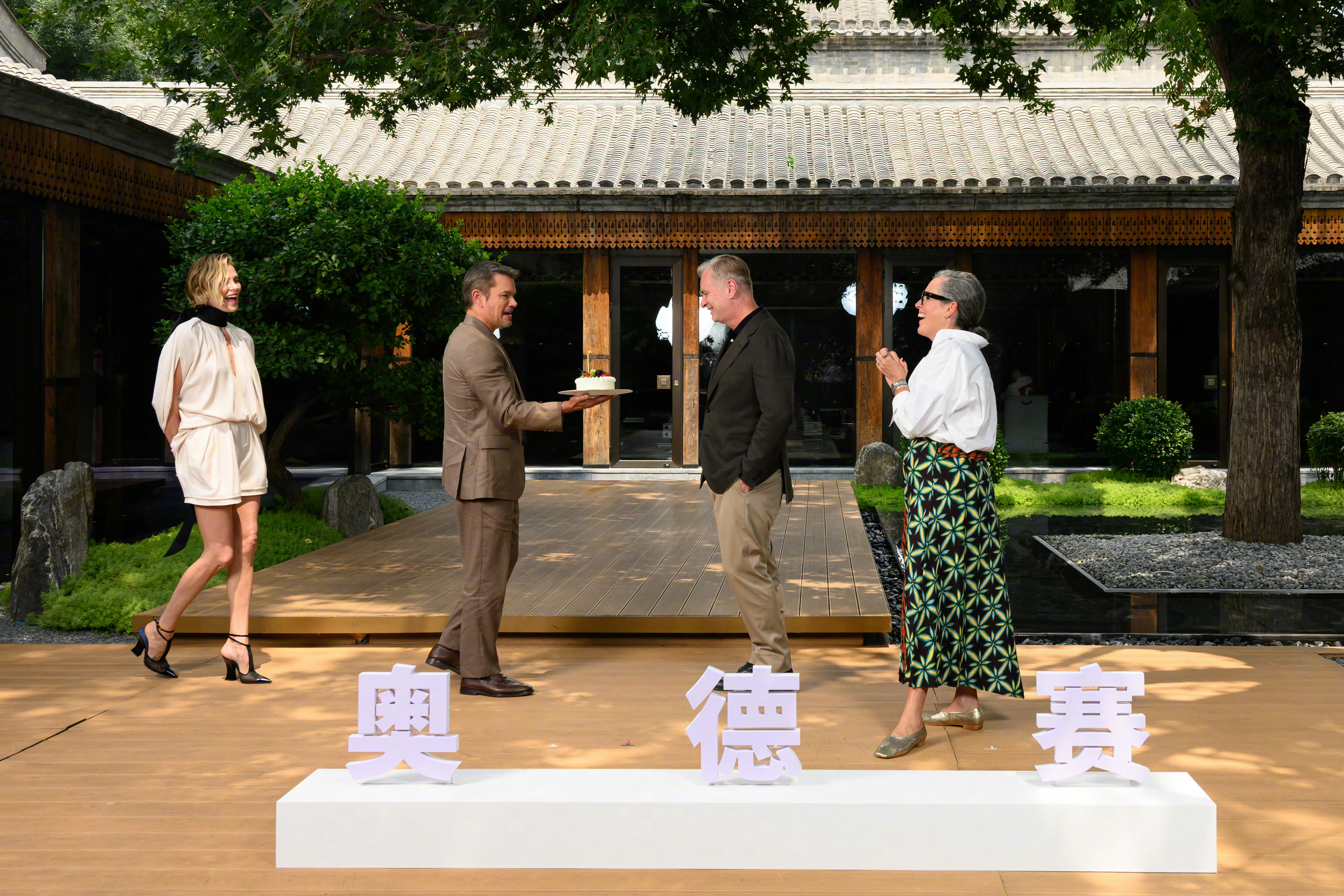 导演克里斯托弗·诺兰、制片人艾玛·托马斯及主演马特·达蒙、查理兹·塞隆在北京出席