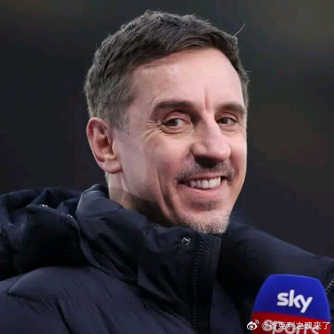 内维尔谈英超历史最佳锋线三叉戟。“首先，功劳要归给克洛普，是他为我们带来了英超赛