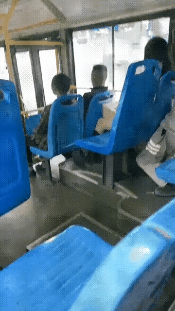 有凳不坐，弓着身子赶车不难受吗？