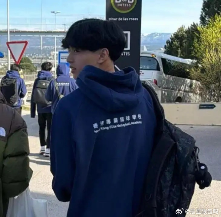 张柏芝晒和二儿子背影照，小Q侧脸出镜，像妈妈很帅气 ！ 