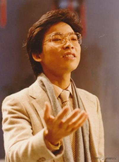 1984年，歌手张明敏得知祖国获得亚运会的举办权，但经费却严重不足还差6亿资金缺