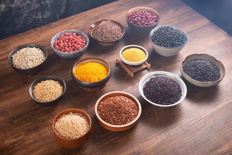 长期坚持全谷物饮食，能显著降低多种慢性病的风险。

肠道健康： 膳食纤维是肠道益