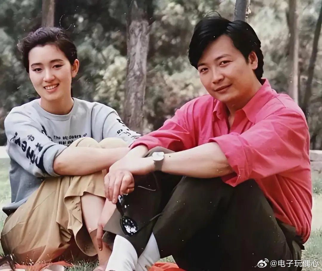 这是1982年，巩俐在印刷厂当临时工，两人留下了珍贵的合影 