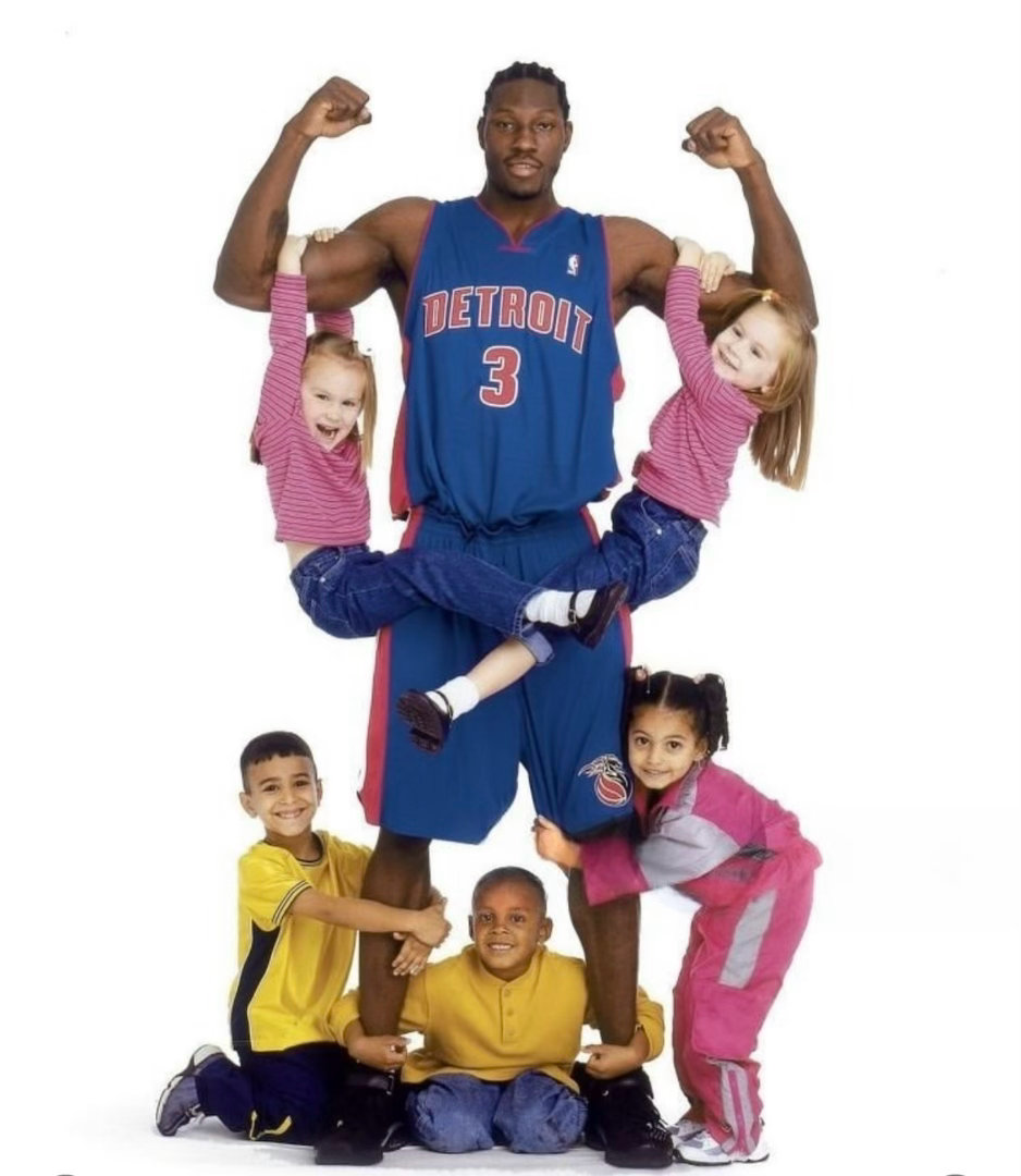 篮天下 活塞时期的本·华莱士，场均得到6.6分11.1篮板2.3封盖，四次当选最