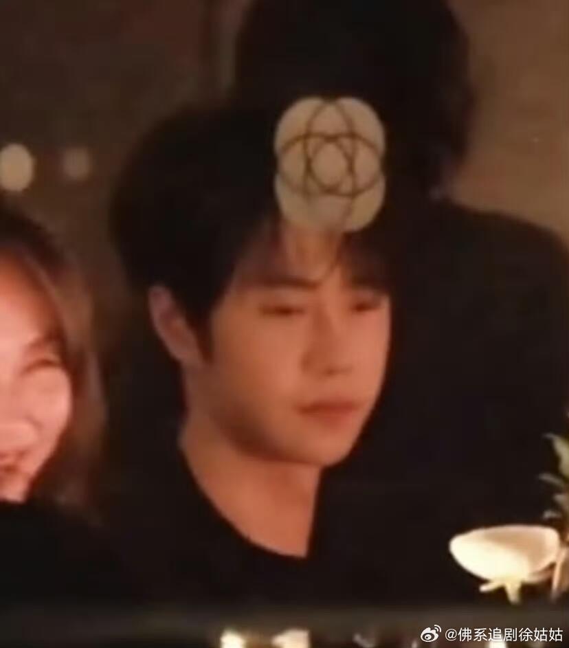 王一博在香奈儿晚宴没吃饱  王一博吃了片儿川 咋不给我们孩子吃饱呢，王一博就是爱
