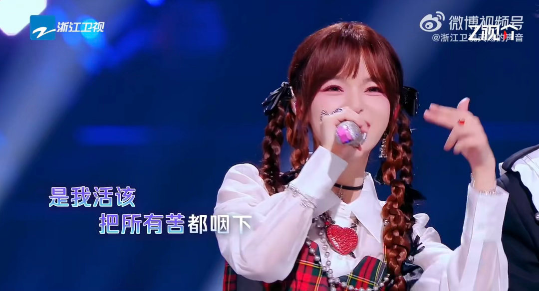 黄霄雲张子墨黄金左右脸姐弟谁懂这个ending pose的杀伤力啊！一个黄金左脸
