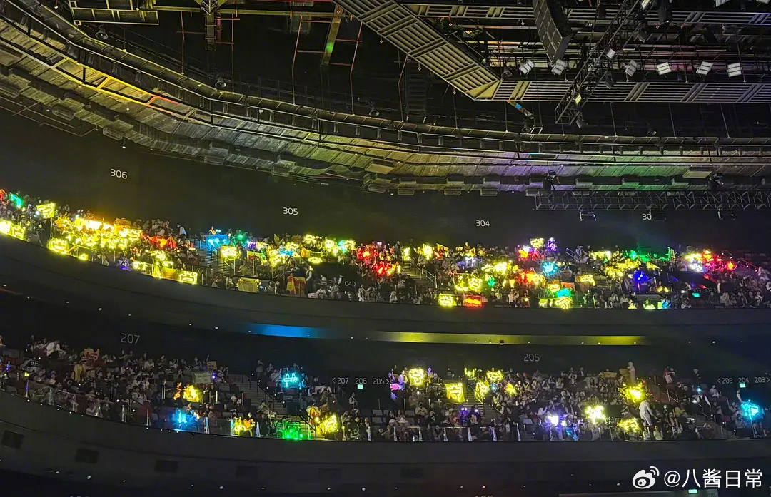 灯牌大战来了，今天尖叫之夜内场是刘宇宁的黄海尖叫之夜内场