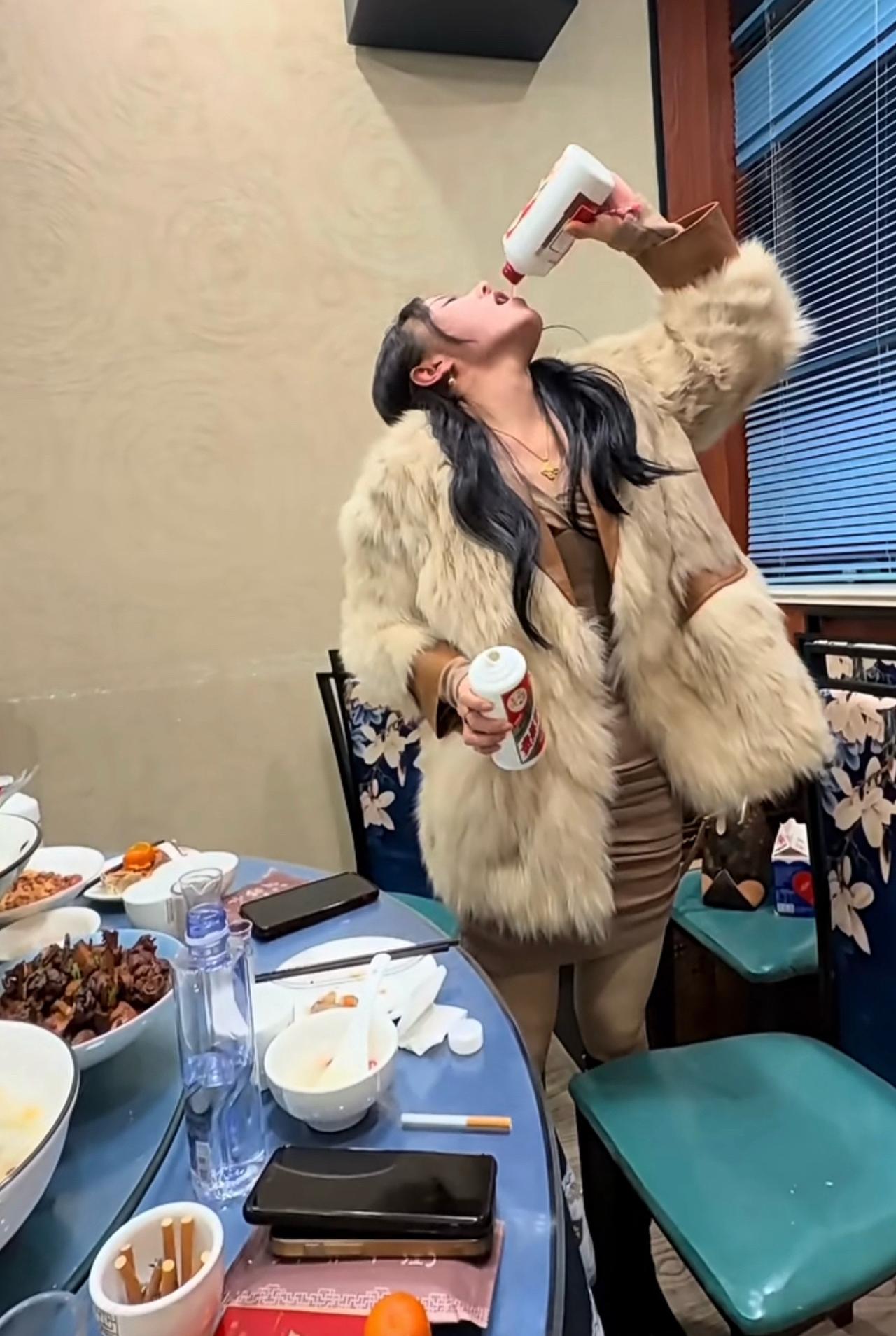 来晚了，一开始茅台自罚一瓶[吃瓜群众][吃瓜群众]