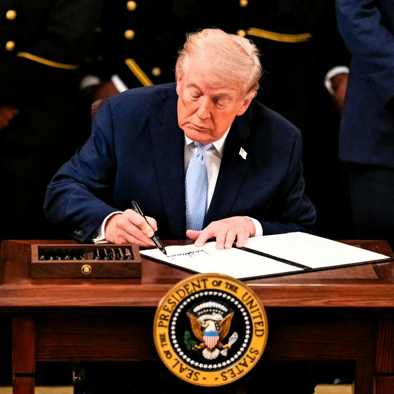 165年铁律瞬间粉碎！特朗普大名赫然印上钞票，活人上币这操作简直前无古人，真把国