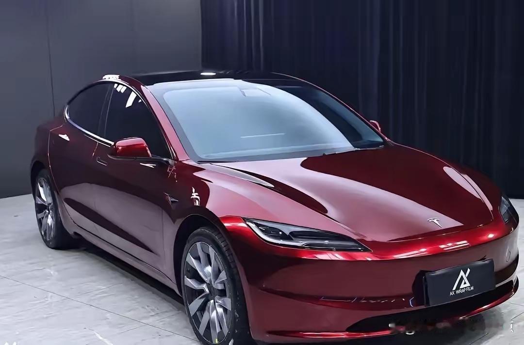 惊艳的红色特斯拉，未来感十足！🚗✨