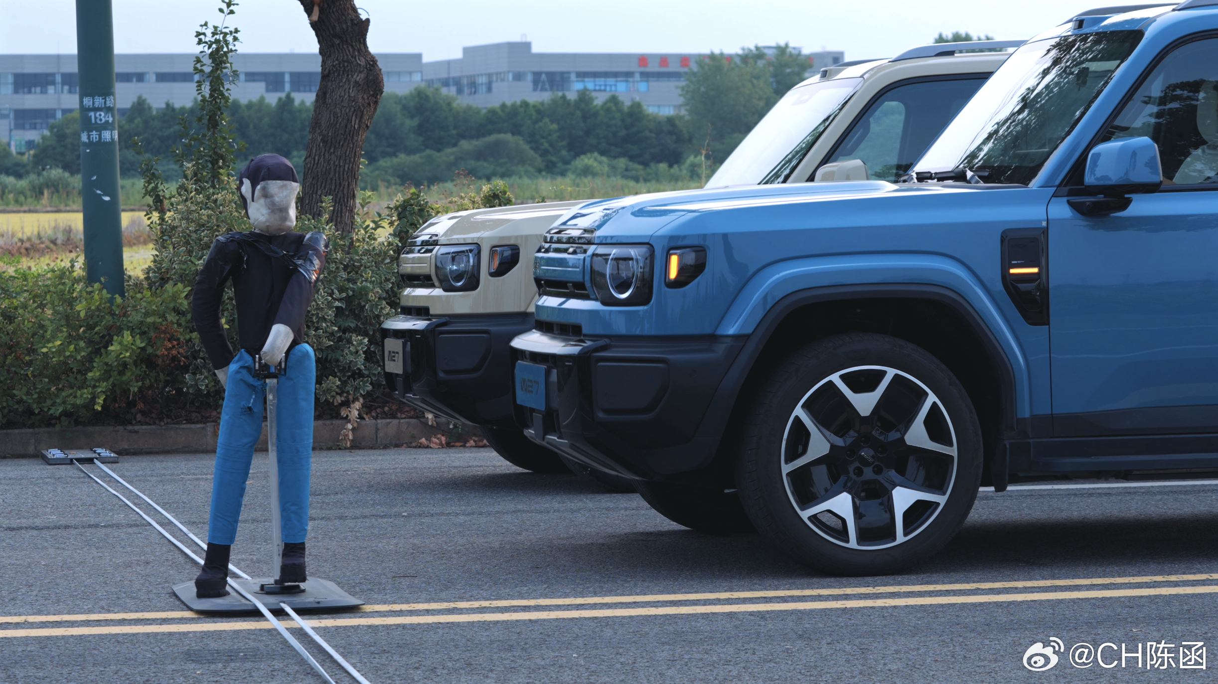 iCar V27首个OTA大版本更新增加了一个“路边停车”功能，当辅助驾驶行驶到