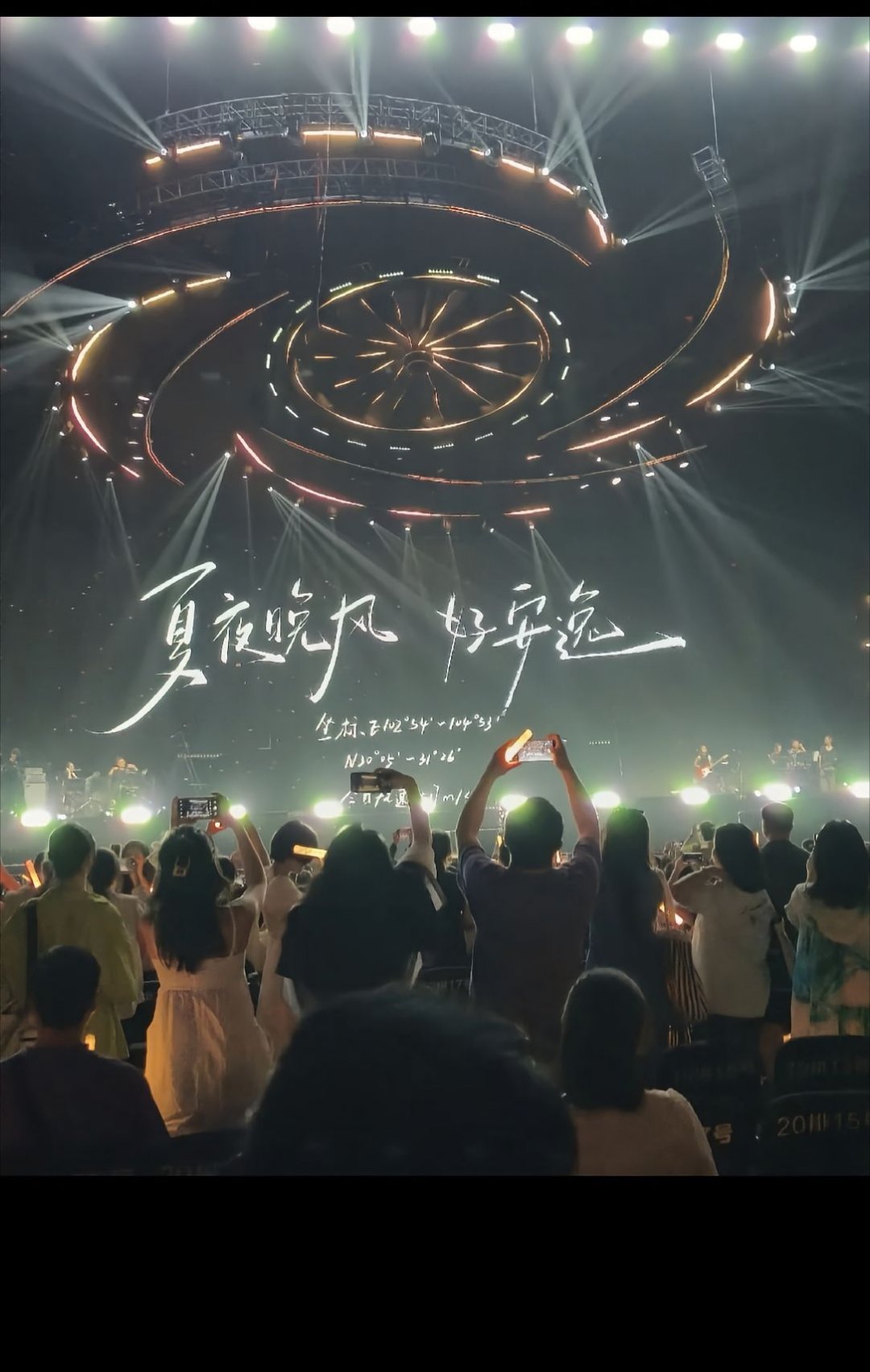 王赫野演我企图融入新集体 突然来到一个新集体，确实是会有点尴尬哈，王赫野我感觉他