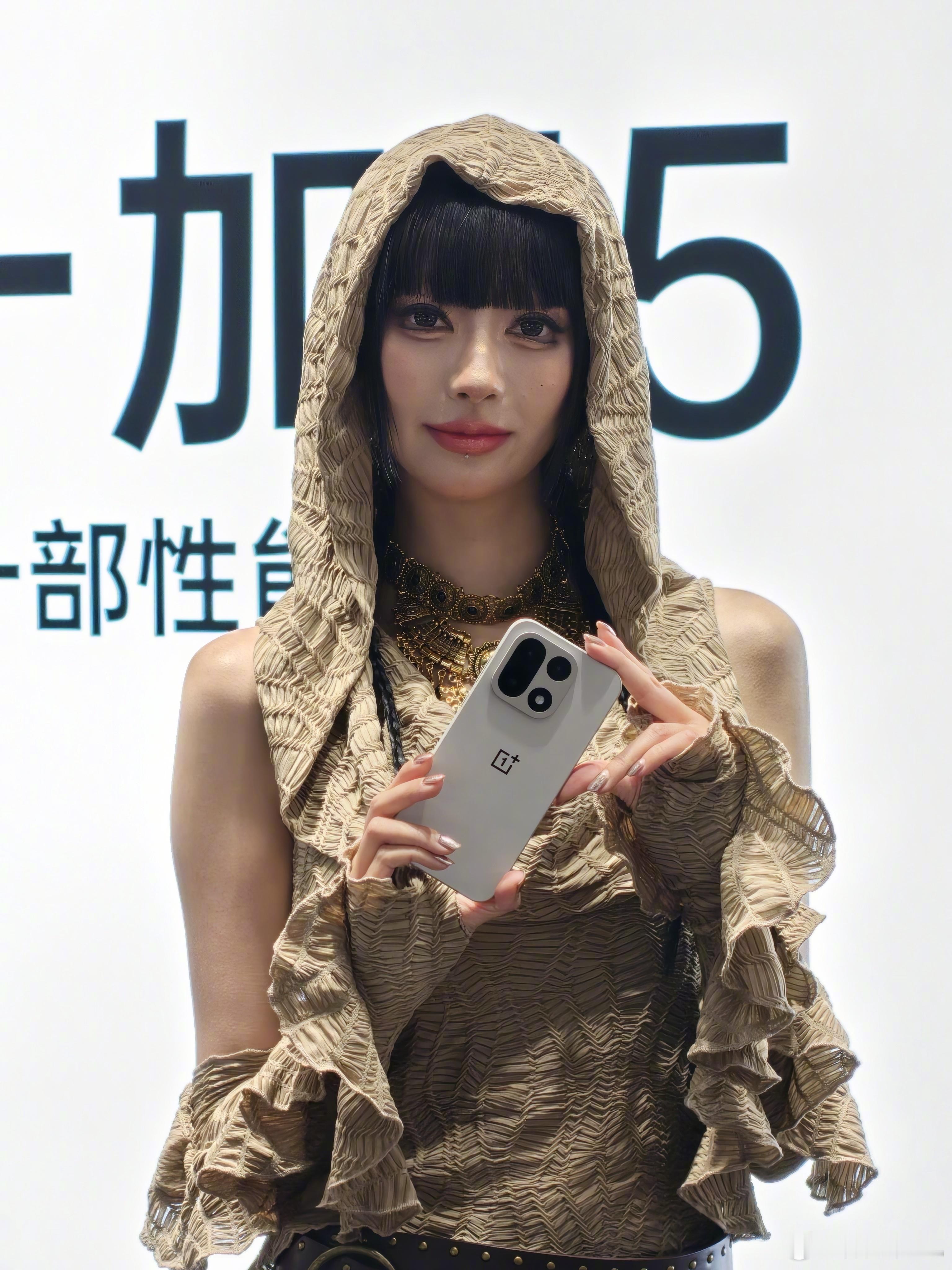 一加 15 发布会体验区实拍，三种颜色大家喜欢哪一款[doge]？ ​​​