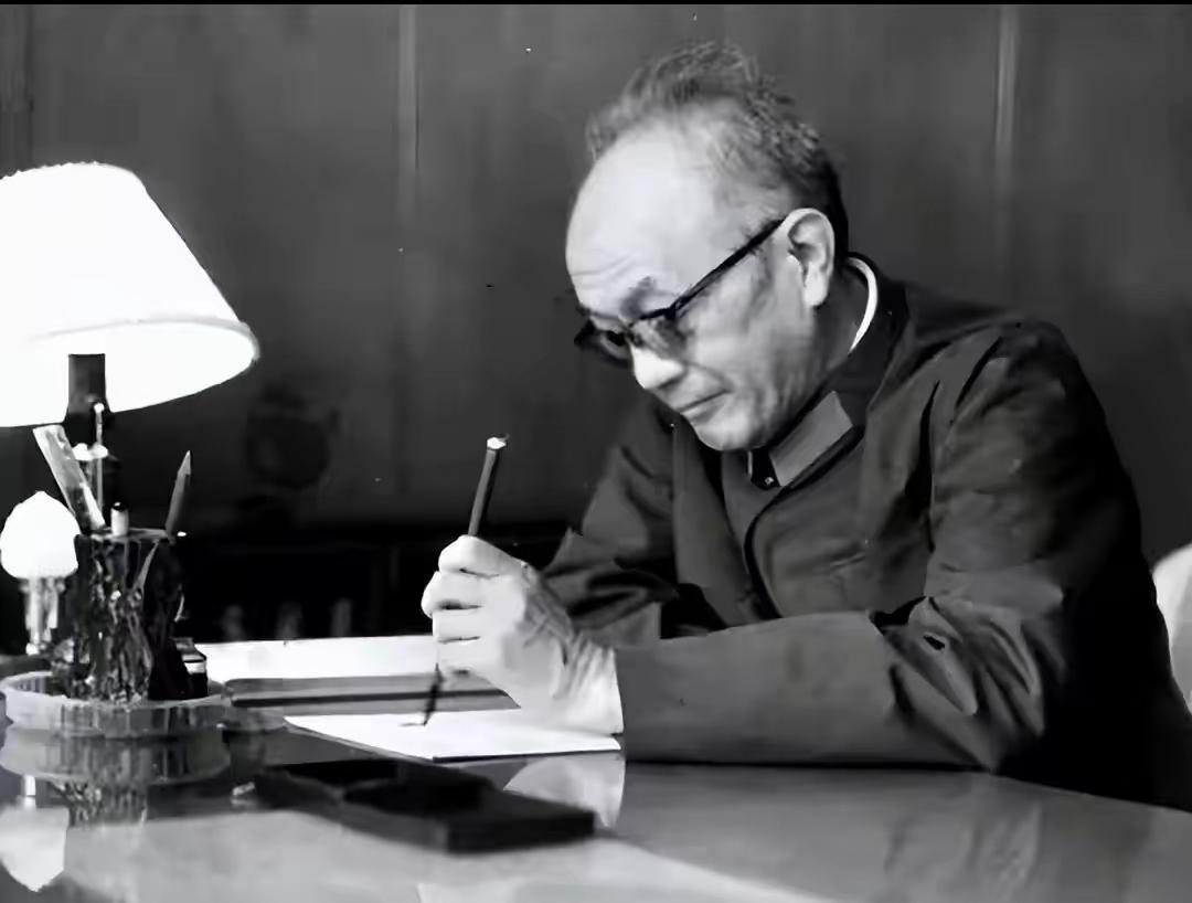 沉思的学者，在灯下奋笔疾书。