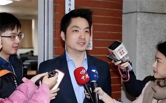 记者问蒋万安：你是台湾人还是中国人？蒋万安的回答出乎预料。他说：我是台湾人，是台