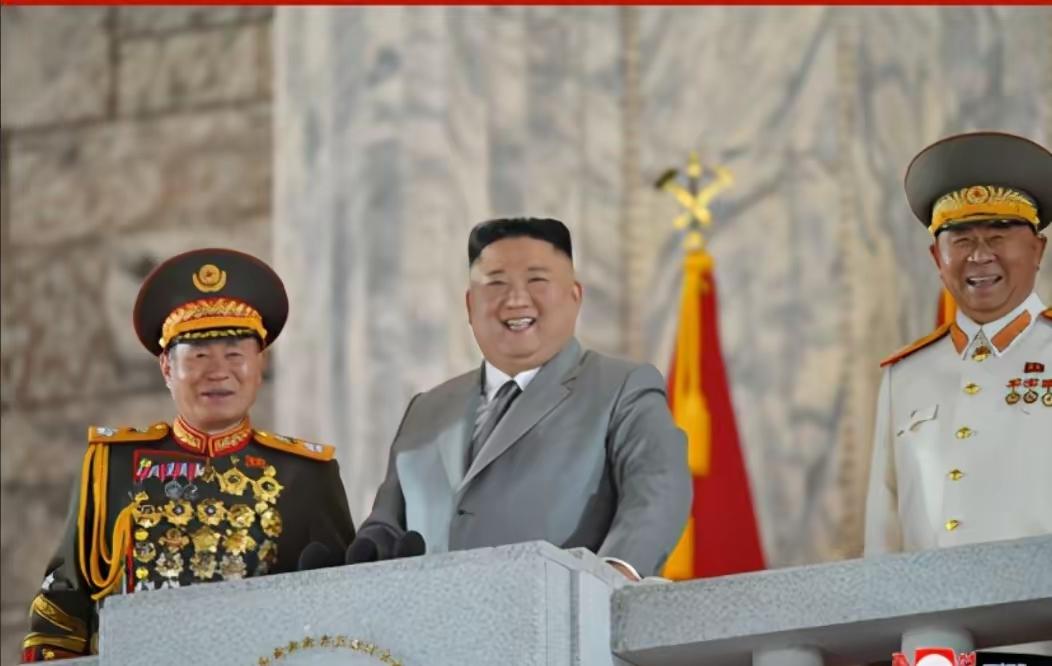 金正恩说，我大半夜阅兵，
让你知道我有，
但不让你看清我有什么。

半夜搞阅兵，