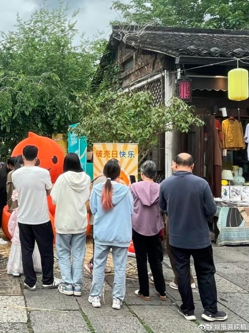 5月10日杭州街头现浪漫生日彩蛋 杭州这场街头生日会太会玩！设置“祝福盲盒”让路