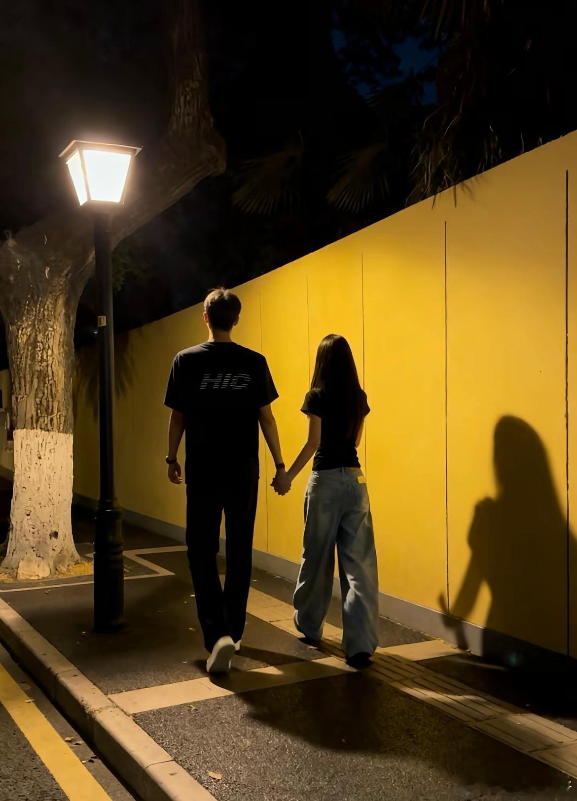 多远的夜路我都陪你走 ​​​