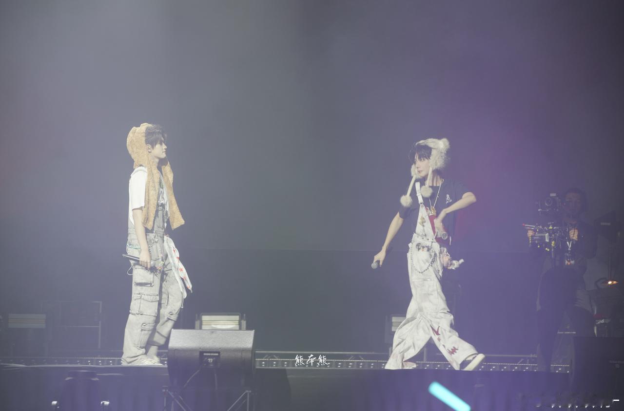 云熠星河超话  🌌云熠星河 

刷到演唱会抢彩带的视频，就想到拉莫开售的时候，