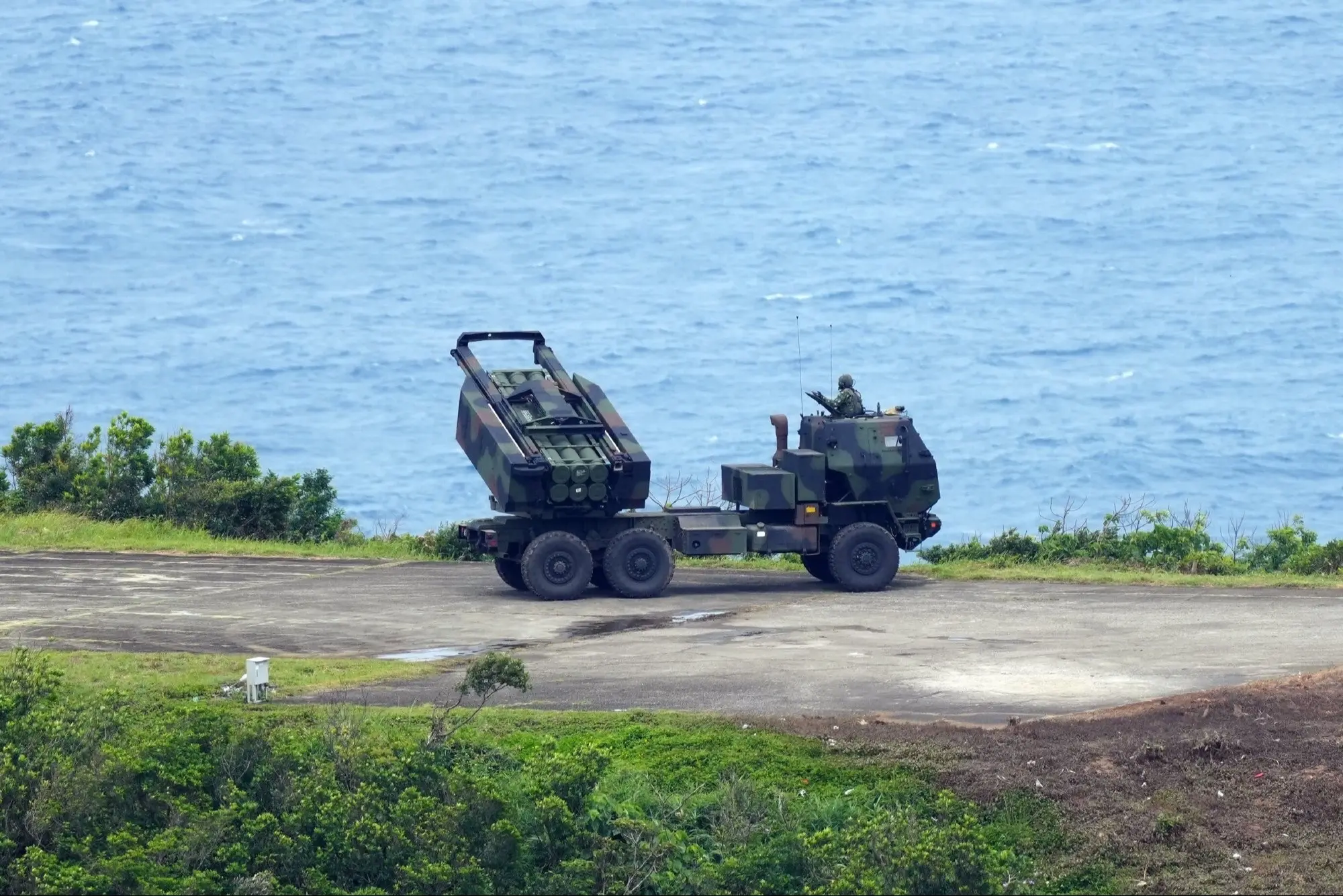 伪军“海马斯”火箭炮今天首次实弹射击高清。图，不知道实战时有没有机会用...
