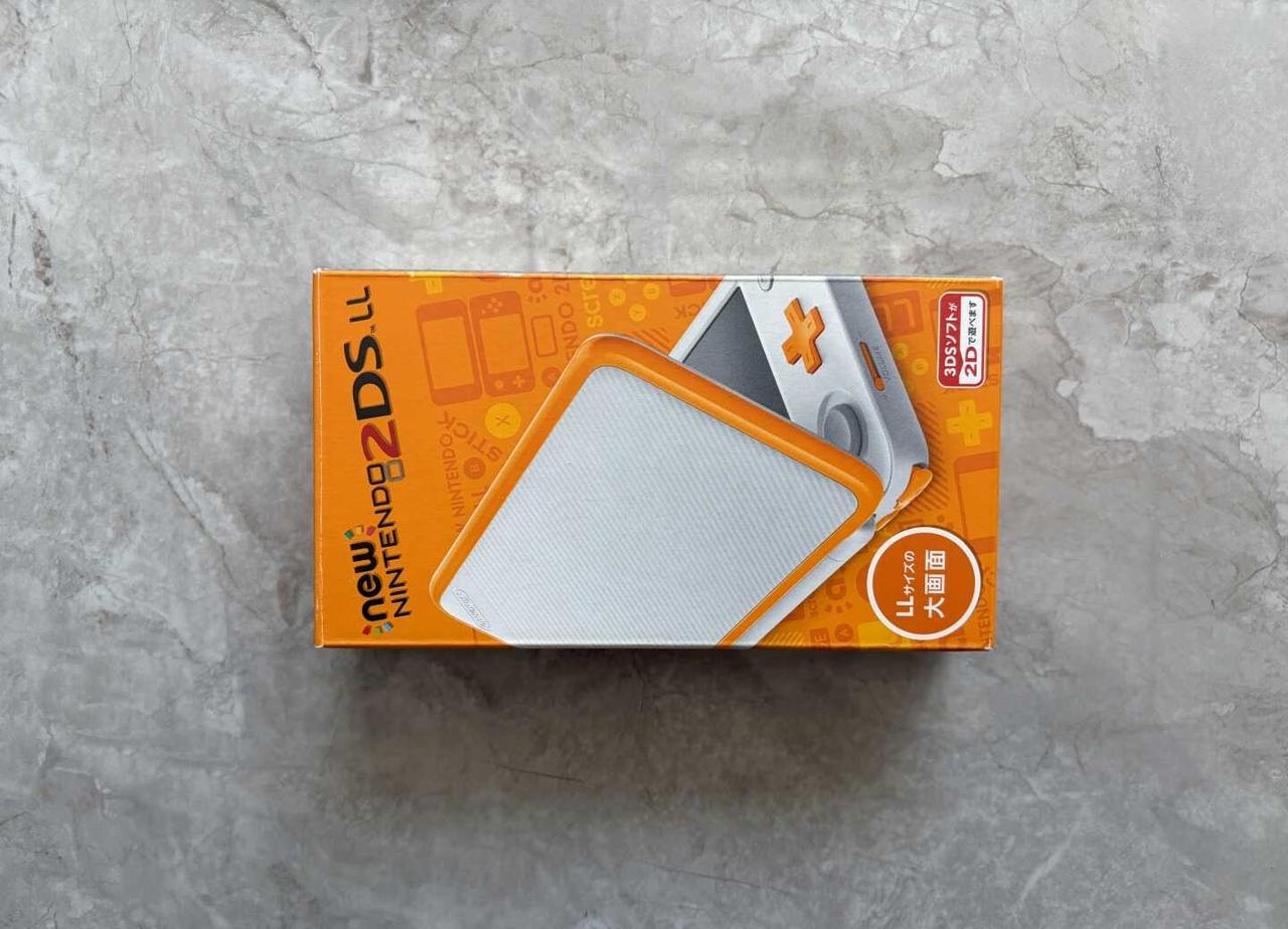 全新任天堂2DSLL 橙白色
日版，箱说全对码，全新仅拆封，未通电未激活，盒子八