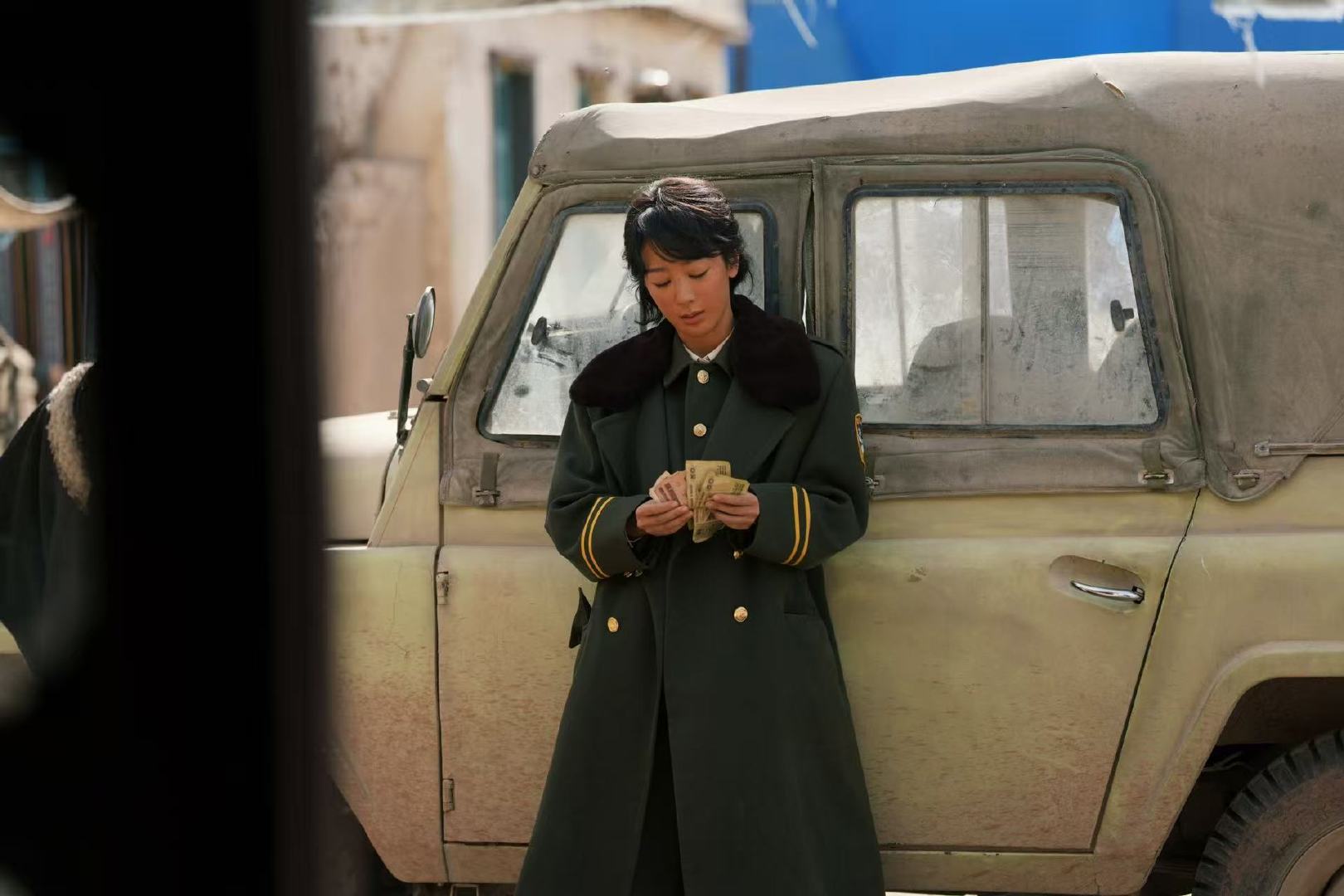 杨紫白菊立春见新生杨紫立春见新生 杨紫《生命树》白菊剧照，立春见新生，期待接下来