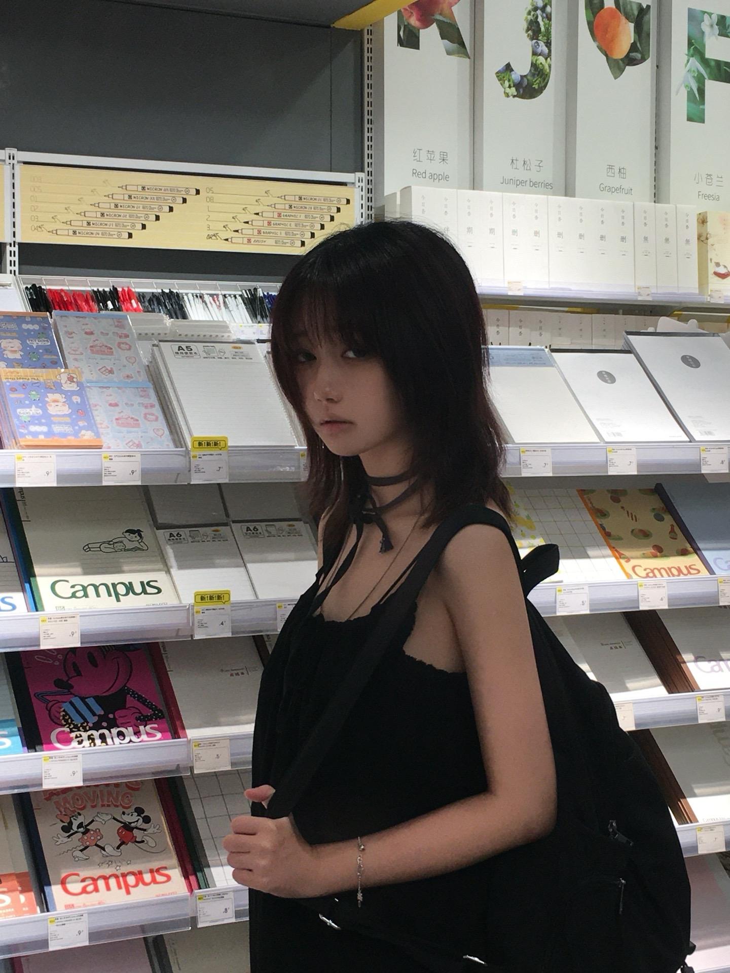 幽森森的….
