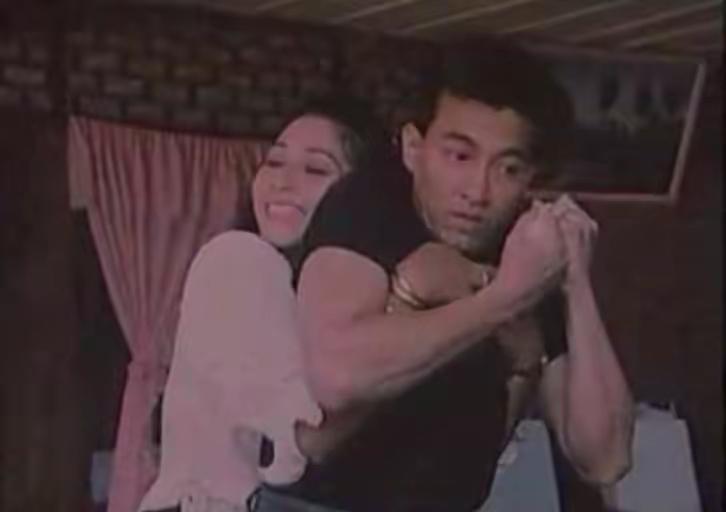 这是几十年的电影剧照，猜猜这个小伙子是谁？
给一点提示，小伙子是柬埔寨人，既是知