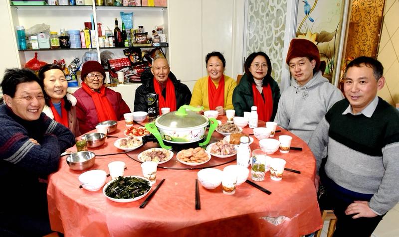 家庭温情的考验：一场跨年聚会背后的感动与成长

在这个快节奏的时代，家庭的温暖成