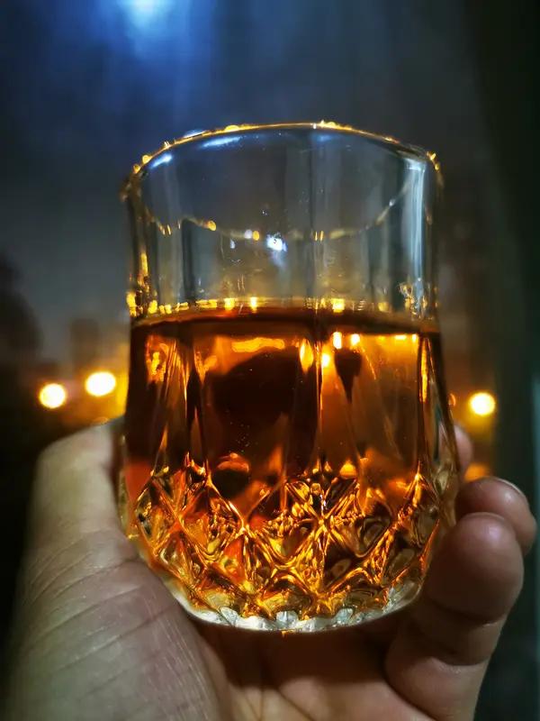 看到“天寒地冻一杯酒”这个上联，真是韵味十足。有人对“身暖心安半碟菜”，天寒时喝