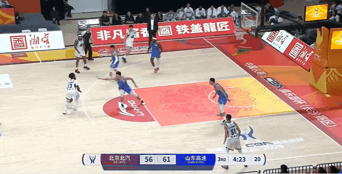 哎呦！这个鲍威尔也很强！
在今天CBA俱乐部杯北京对阵山东的第三节比赛中，鲍威尔