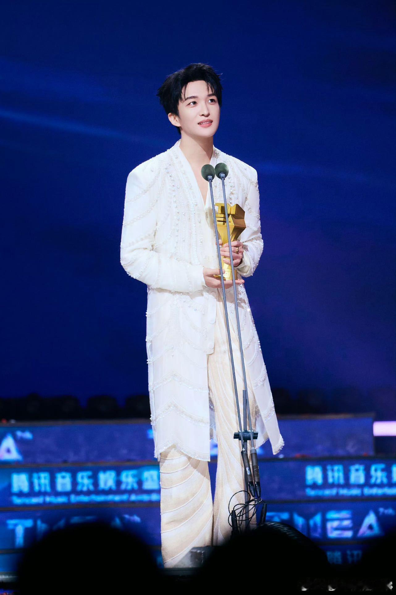 黄子弘凡年度最具影响力内地男歌手 生日单曲《来自时光》横扫三大榜单，黄子弘凡用作