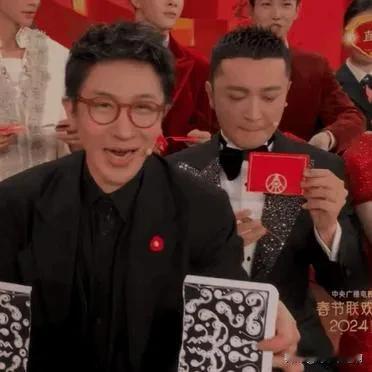 春晚刘谦魔术再次回归，身旁尼格买提却穿帮，这不比小品精彩。

刘谦魔术的强并不完