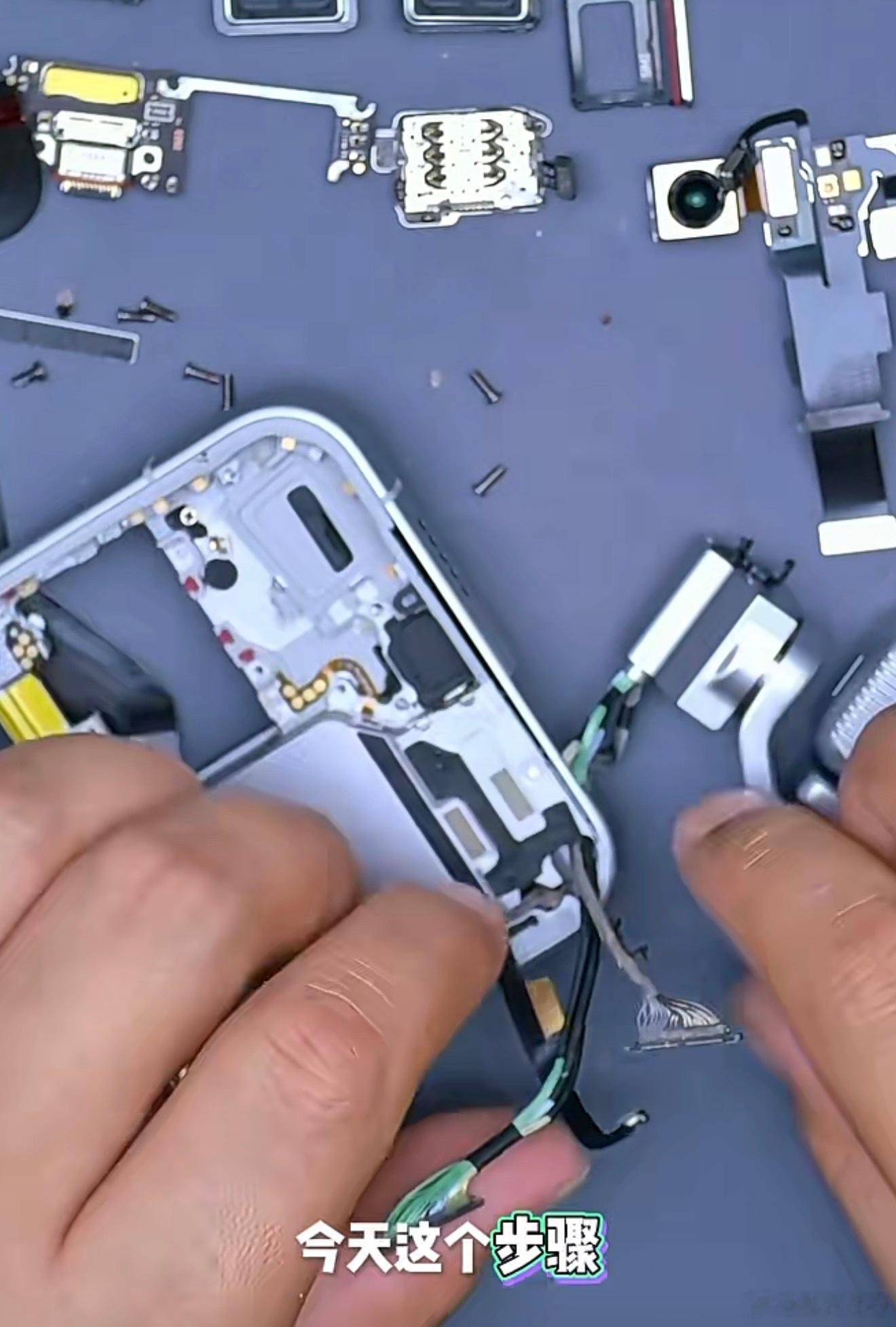 真牛👍维修工程师把荣耀RobotPhone拆了个“稀巴烂”近乎暴力式的维修尤其