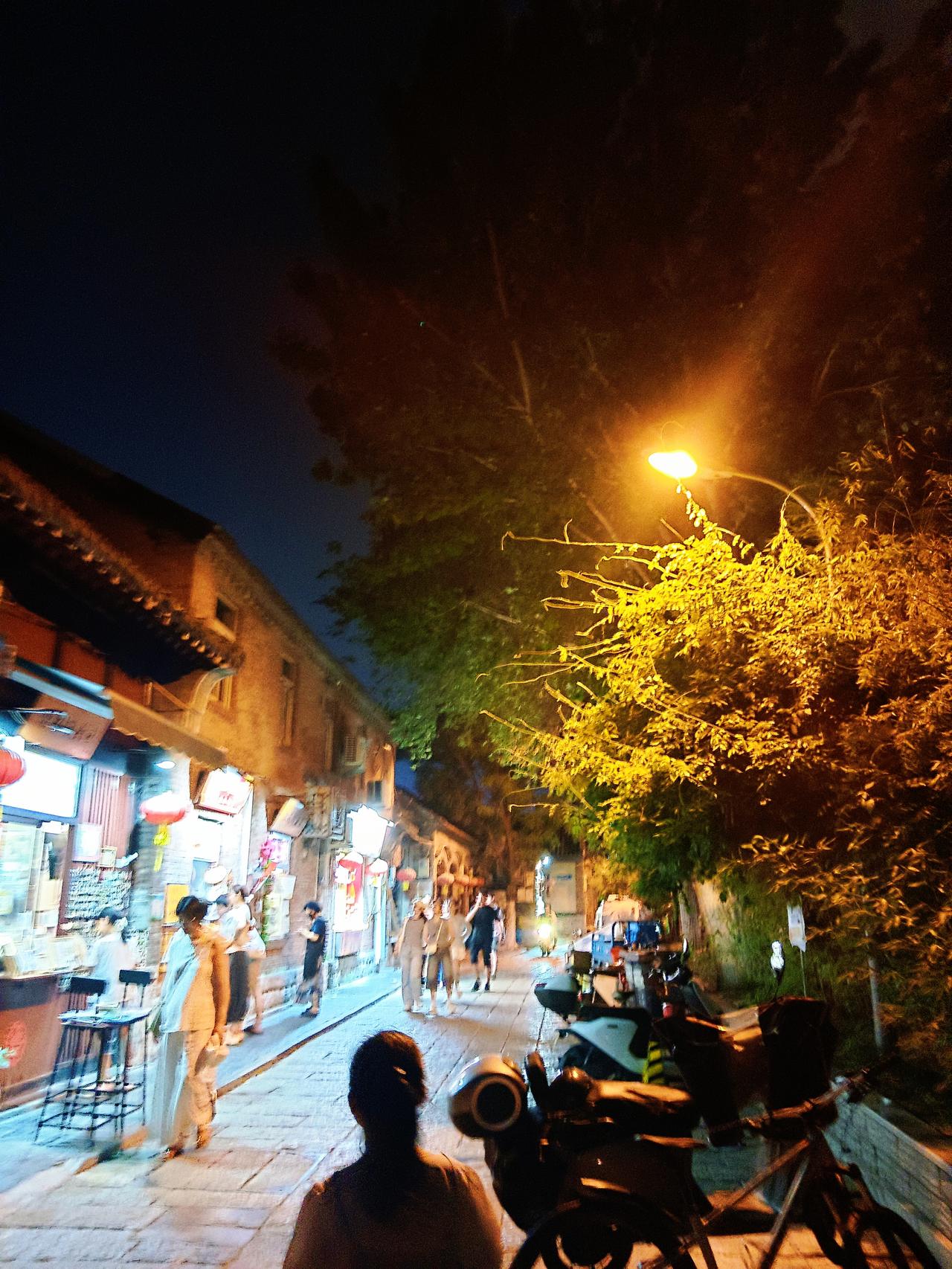 人每天奔波劳碌,究竟是为了什么?为了碎银几两，也为了心中微光。为了家人安稳的底气