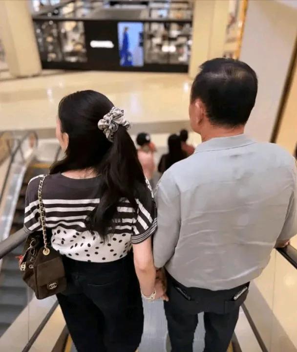 半个月前，他信和两个女儿逛街的图片刷屏网络。
图片上，佩通坦的手无论是在电梯上还