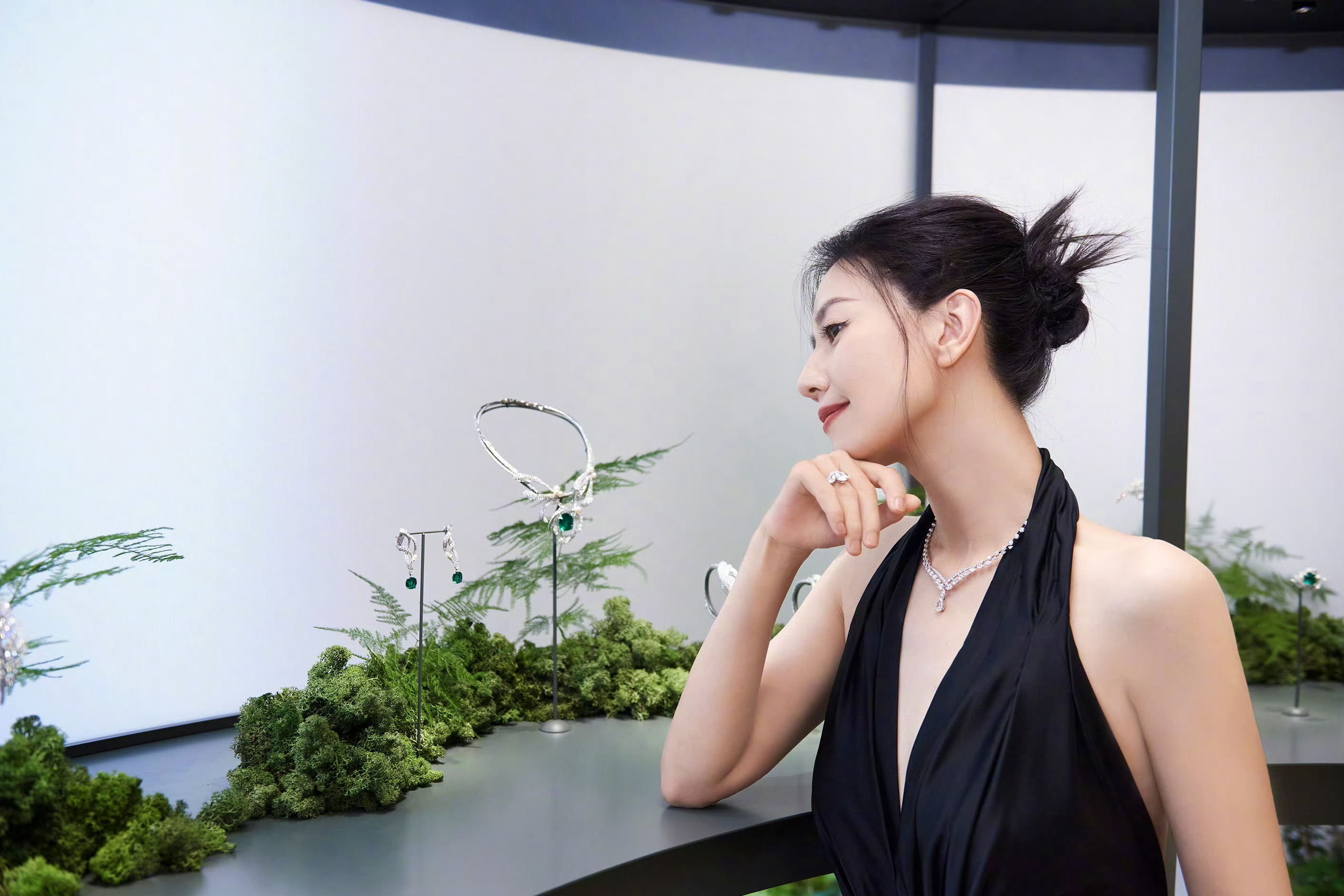 现在讨论吵成两派，有人心疼高个子女星为迁就男搭档被迫换平底鞋，丢掉能撑气场的造型