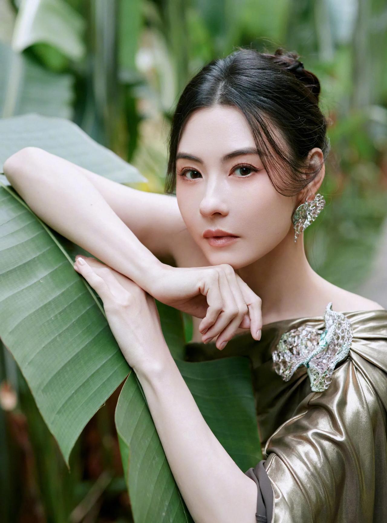 张柏芝这回直接把博物馆展品戴在身上了！

张柏芝出席晚宴身上佩戴了博物馆收藏级艺