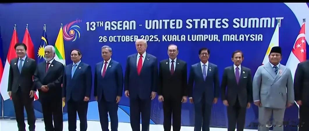 特朗普抢C位：美国东亚围堵的焦虑裸奔
 
东盟会议上特朗普硬挤C位，哪是大佬气场