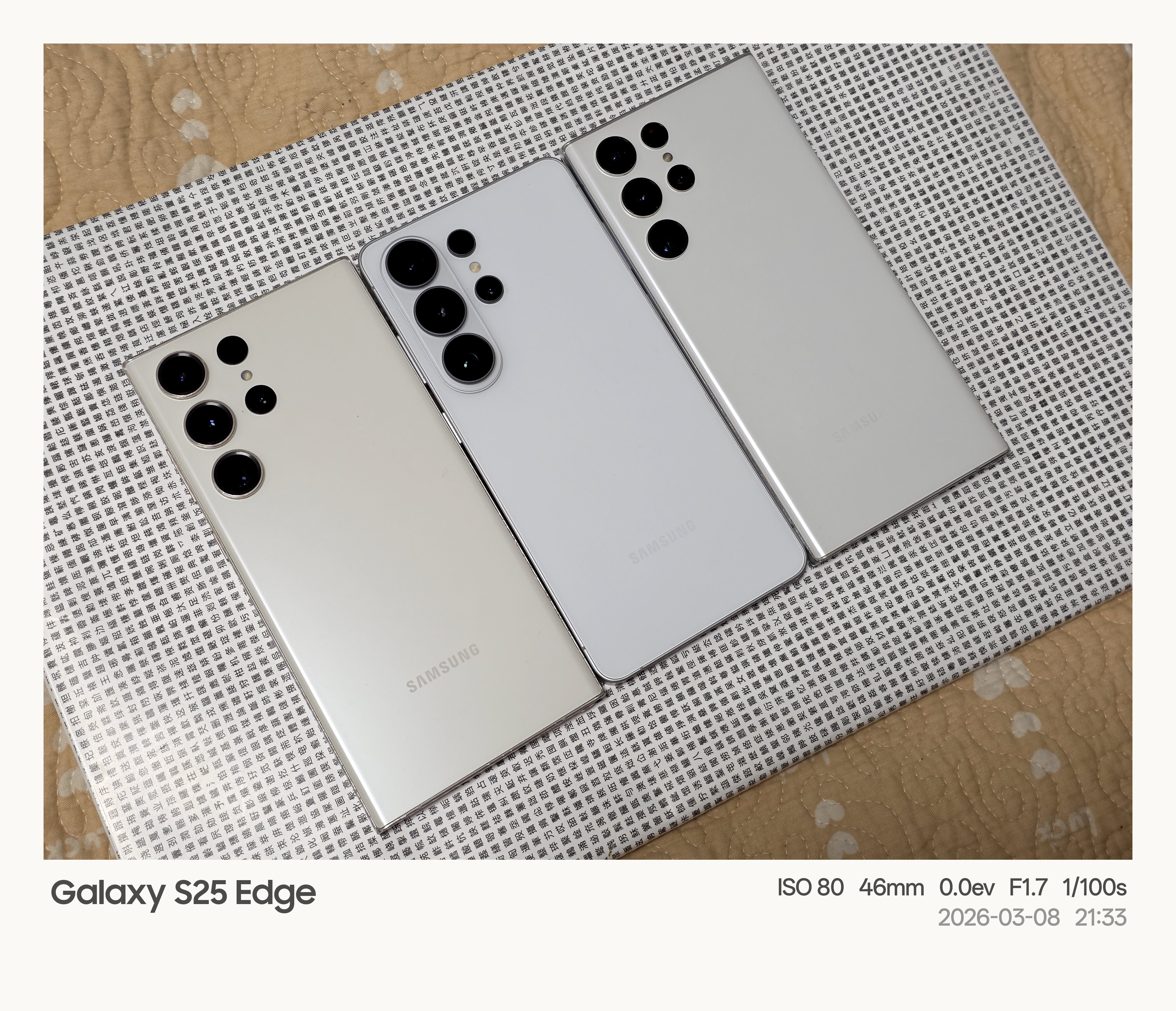 若实在不知道买哪个颜色，就买纯白色。这代Fold 8 和 Fold8 Ultra