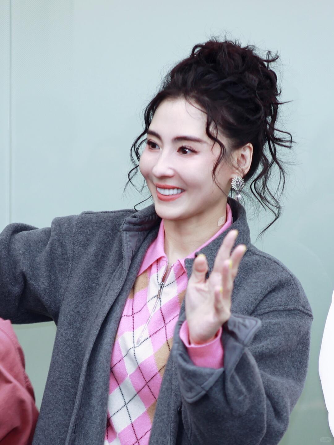 张柏芝问刘晓庆:“你多少天洗一头发？”刘晓庆说:“三天洗一次，一个礼拜洗两次。”