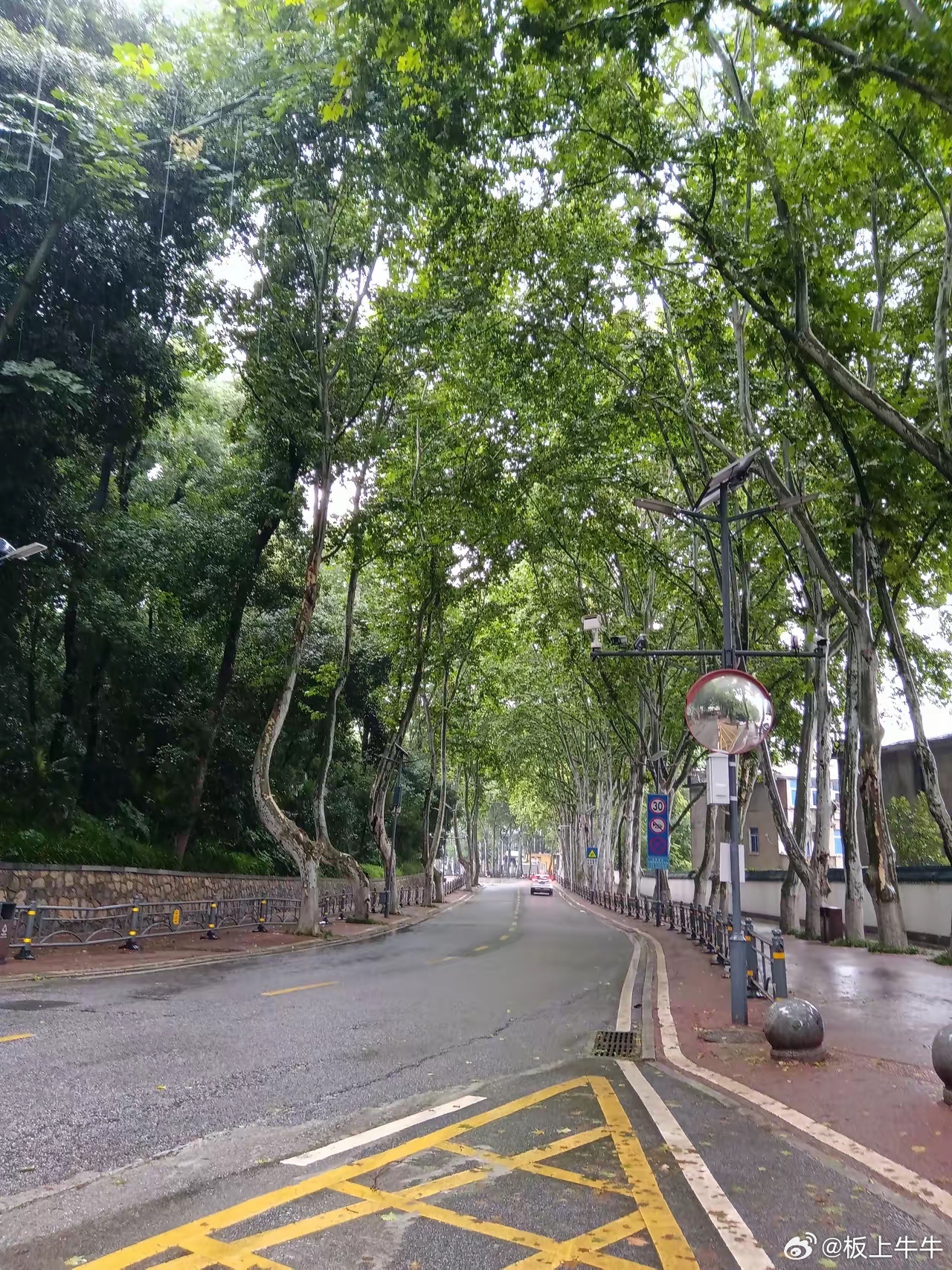 今天股市下跌属于震仓！今天是6.26，是个特殊的日子。股市暴跌了！指数沪市跌了近