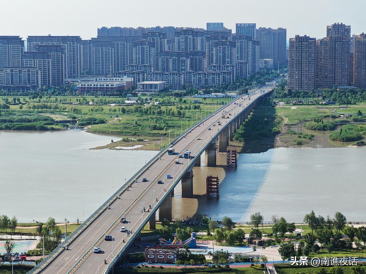 这里过去是蚌埠三号码头。在大桥建成前，这里靠船运过河，人车混装，90年代还曾经坐