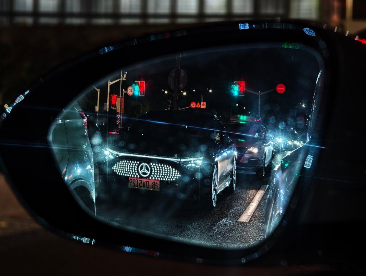 看到一辆奔驰CLA 300L，质感相当好啊只能在等红灯的时候在反光镜里拍一张晚上