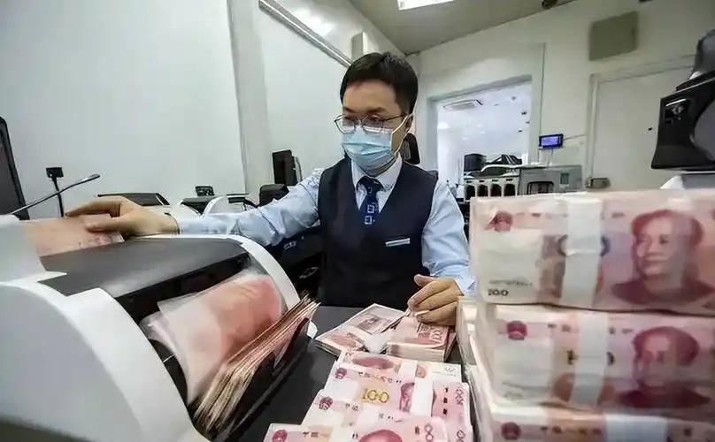 你敢信？河南一位李先生，三十年前存下一万块钱，办的是一年期定期，月息九厘一五，转
