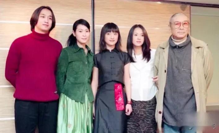 五位实力演员你喜欢谁？这是多年前他们一起拍影视剧《人间四月天》时的合照，那时的他