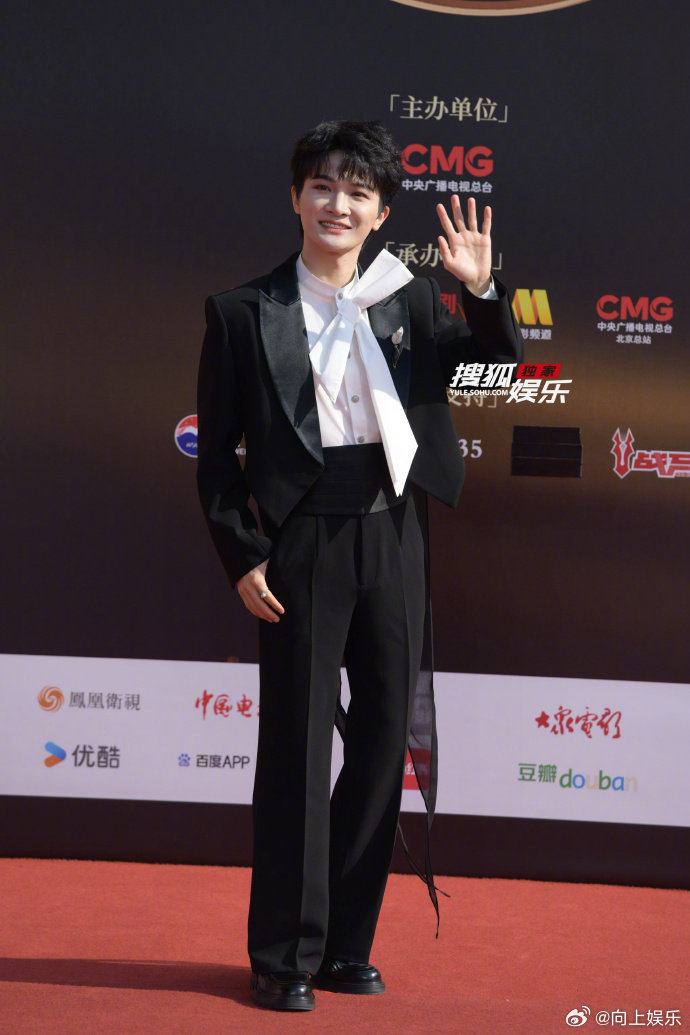 周深胸前好大一个蝴蝶结周深CMG中国电影盛典红毯 周深CMG中国电影盛典红毯，周