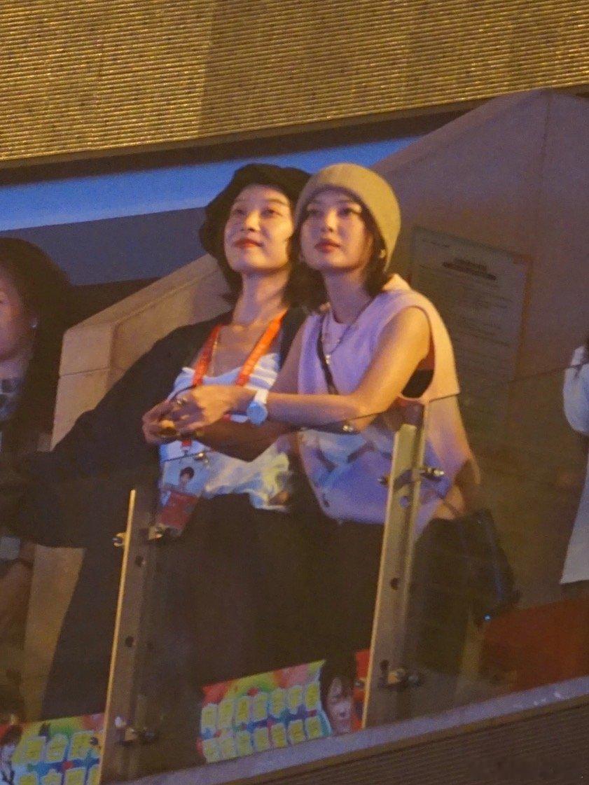 辛芷蕾倪妮去看李宇春演唱会了辛芷蕾倪妮去李宇春演唱会了辛芷蕾倪妮去看李宇春演唱会